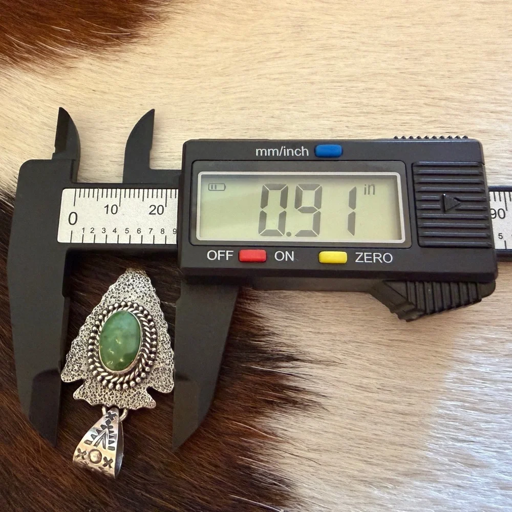 ❤️ Kingman Turquoise Hand Stamped Arrowhead Sterling Pendant Navajo 9.4G Unisex